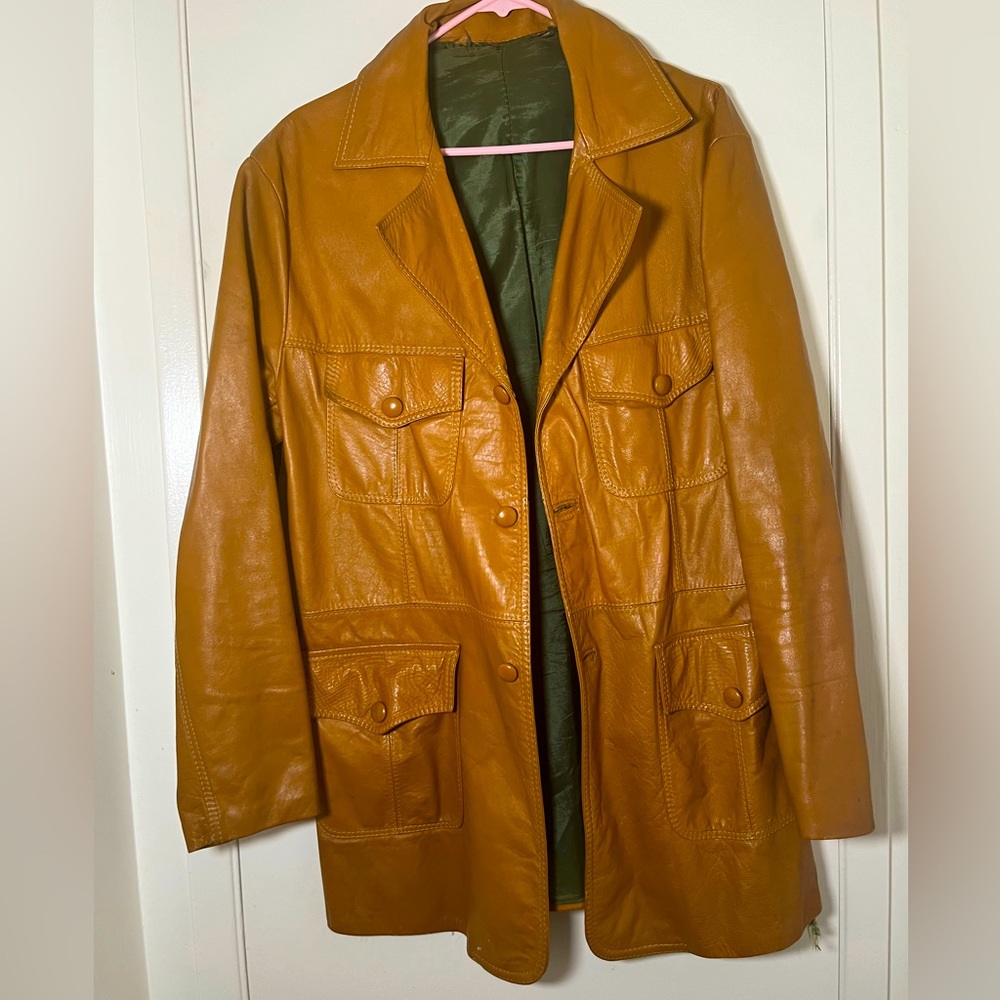 Worn men’s leather jacket. Great bones!